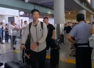 开云体育-国乒落地北京全队洋溢笑容！梁靖崑两儿子接机 王楚钦仍一脸疲惫|梁靖昆|王励勤|男团|决赛|女团_新浪体育_新浪新闻